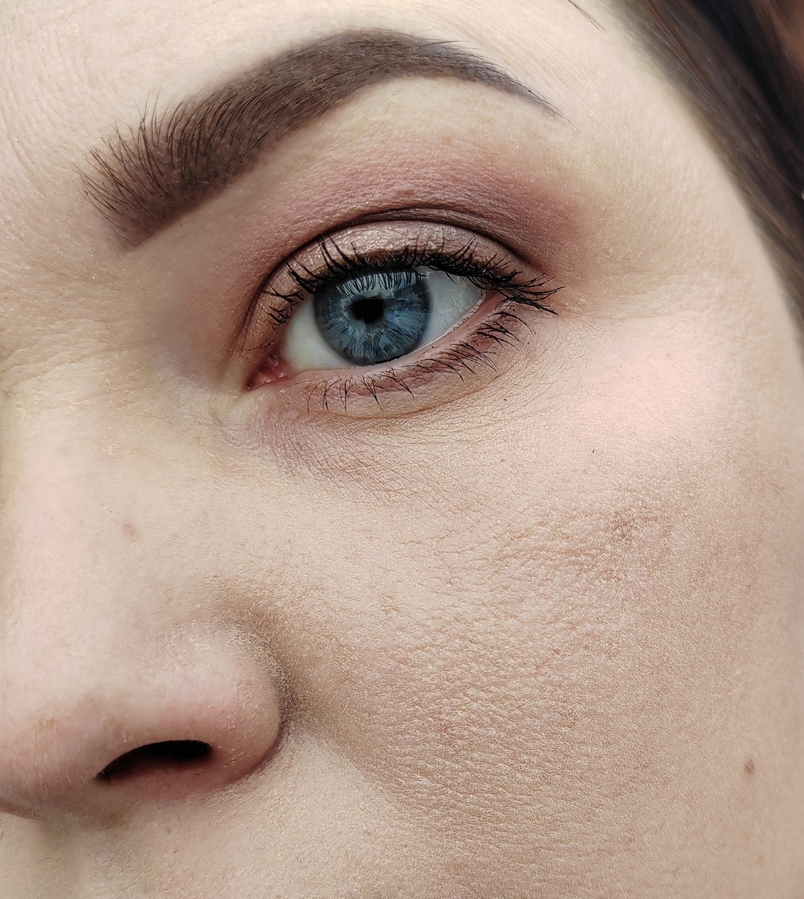 Здесь тон нанесён с помощью влажного бьютиблендера, сверху тонкое покрытие рассыпчатой пудры. Дневное освещение, на улице