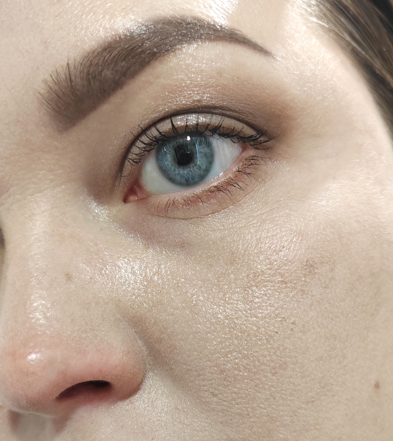 Через 9 часов. Искусственный свет. Тональный осел в порах вместе с пудрой, местами слез с кожи пятнами. Блеск жирный, покрытие липкое и плотное, присутствует такой дискомфорт, что хочеться быстрее умыться.