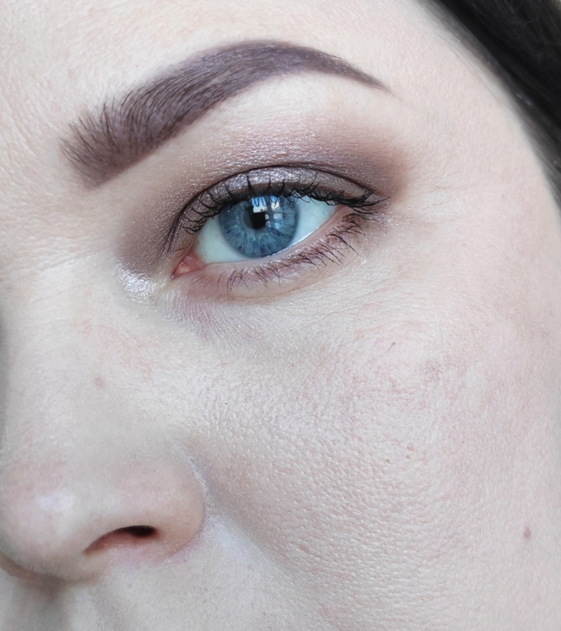 9 утра. Дневное освещение. Через 30 минут после нанесения макияжа