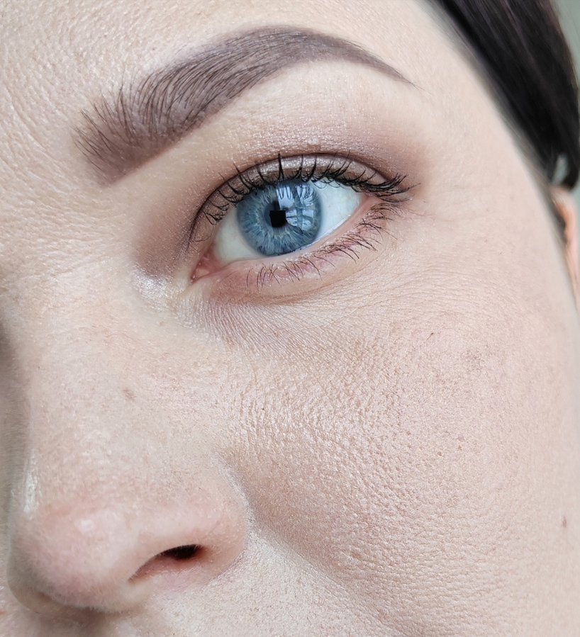 Через 4 часа. Пудра вместе с кремом проваливается в поры, собирается в морщинки. Также, местами на коже образуются голые участки