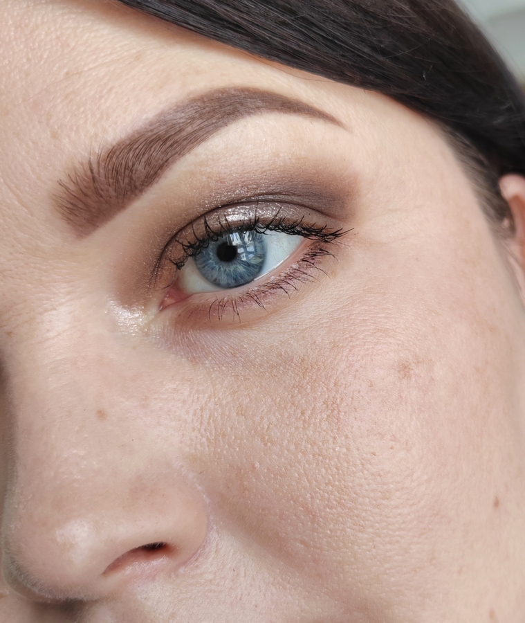 Через 1,5 часа после нанесения тона и пудры