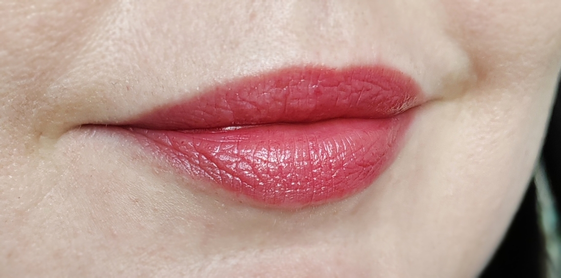 Фото кадрировано. Дневное освещение