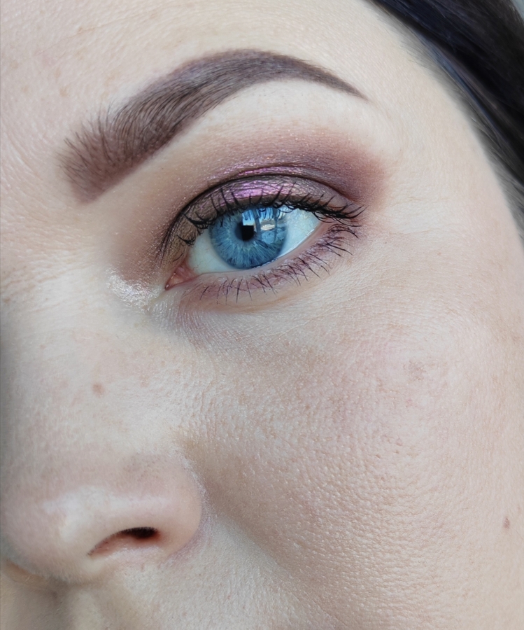 Через 1,5 часа после нанесения тонального и пудры.