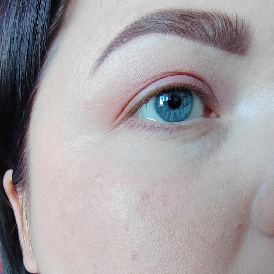 Камера сама сгладила изображение фото, словно селфи. Зато здесь лучше виден розовый оттенок румян