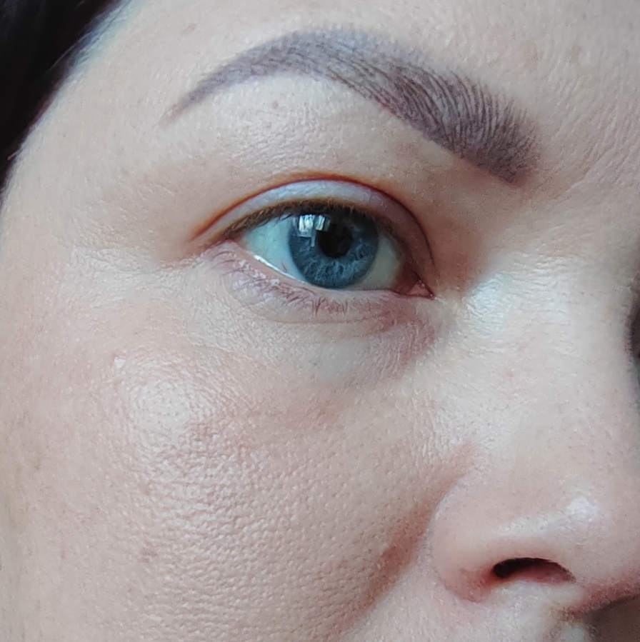 На коже только тональное средство. Фото тёмное, тк ещё 8-00 утра