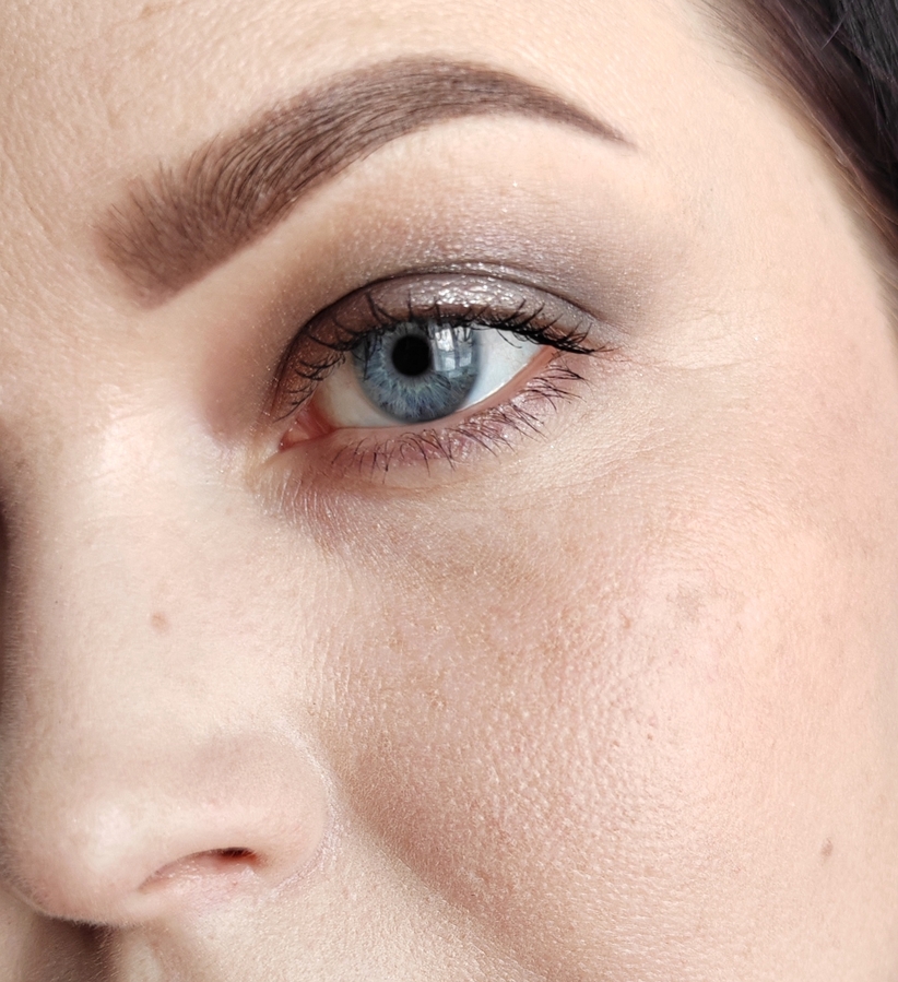 Тон + пудра + немного румян. Через 30 минут красота уходит, и начинается: тон западает в поры, за ним следует и пудра