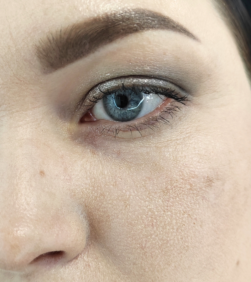 Через 5 часов. Искусственный свет. Кстати, тени и тушь отпечатываются на коже.