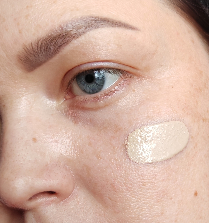 Тон наносится влажным спонжем