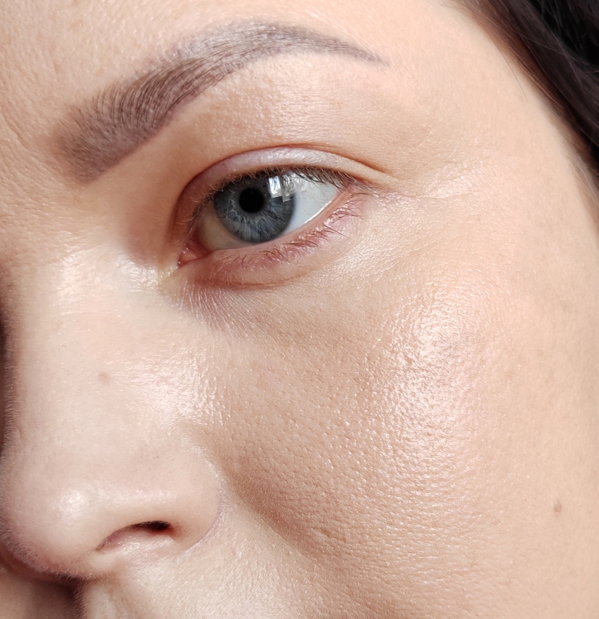 Только тональный. Со стороны смотрится красиво: и тон ровный и кожа с сатиновым сиянием