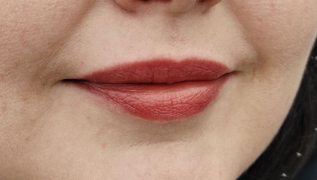 На улице пасмурно, идёт снег... На губах бальзам в три слоя, с подложкой обычной гигиенический помады