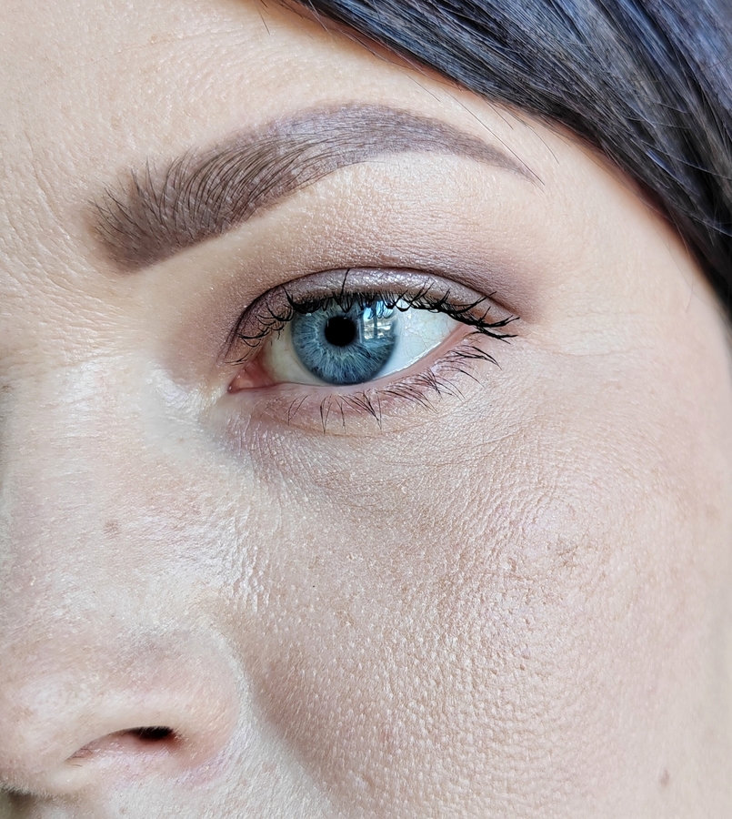 Через три часа. Ну вот как же старит этот тон кожу, как плохо он лежит... Ужас... Смотреть на себя в зеркало не хочется