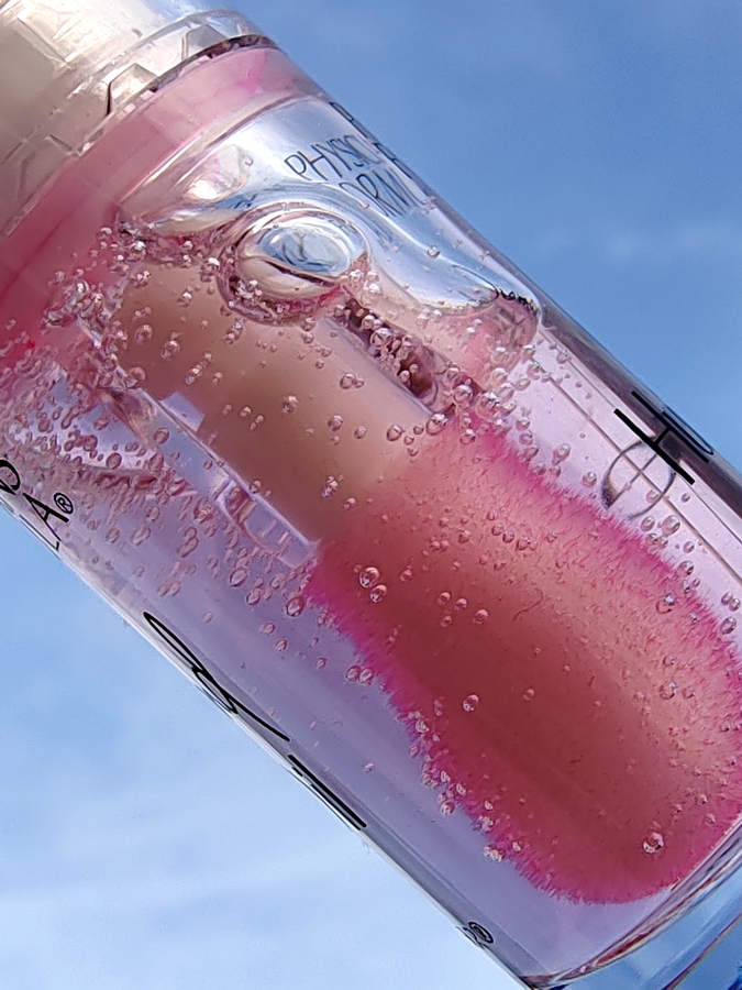 Макро. Текстура масла при дневном освещении. Выглядит обалденно красиво: кристально прозрачная, со множеством мелких пузырьков и с нежным розовым оттенком