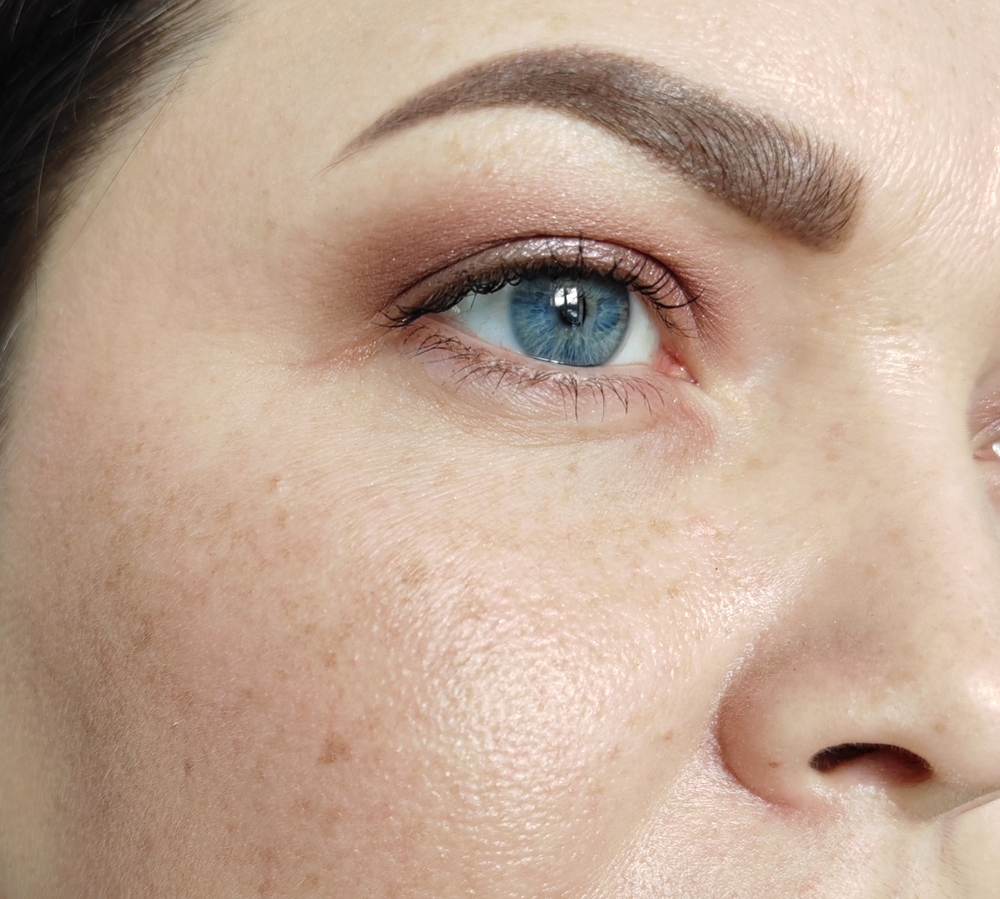 16-00. Макияж не поправляла. Блеск на коже не жирный, а деликатный сияющий.