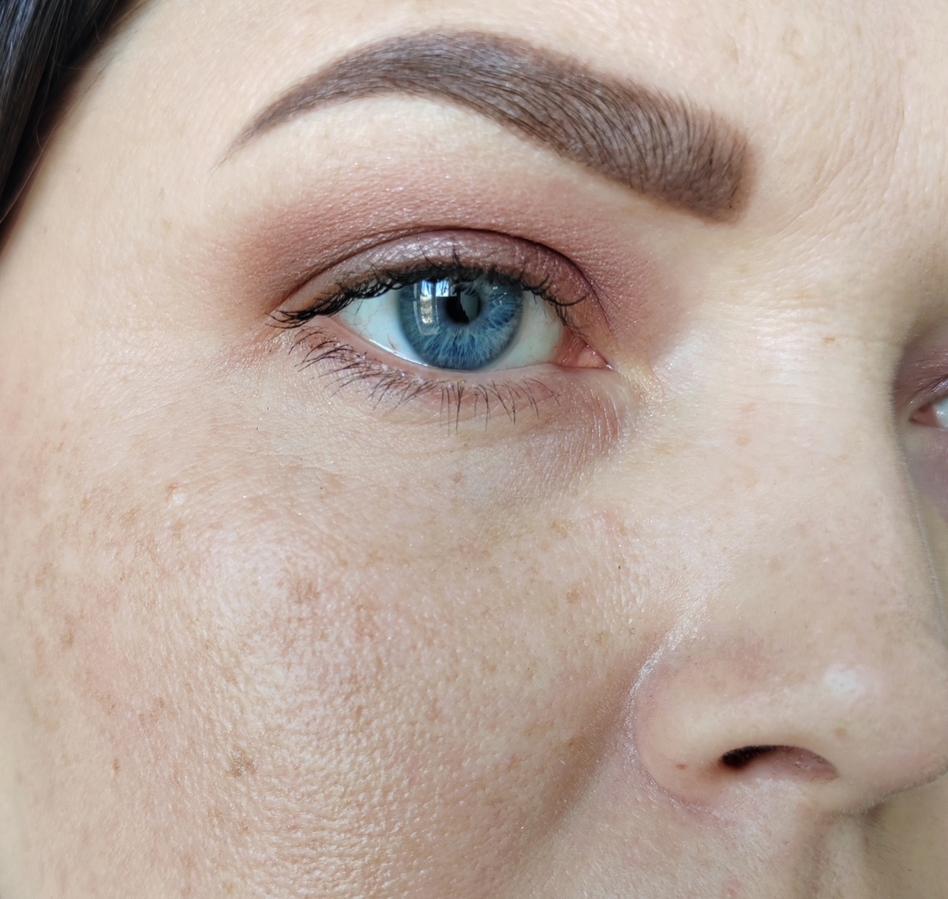 12-00. За окном солнечно. Жирного блеска нет. Лежит красиво, тонким слоем. Ощущение своей кожи! Только лучше