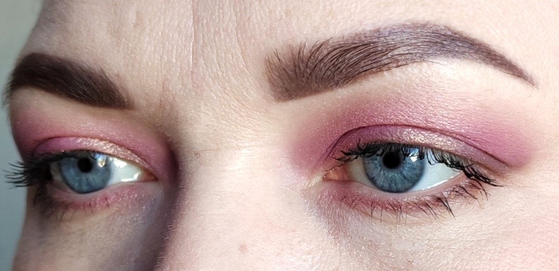 Дневное освещение. За окном солнечно