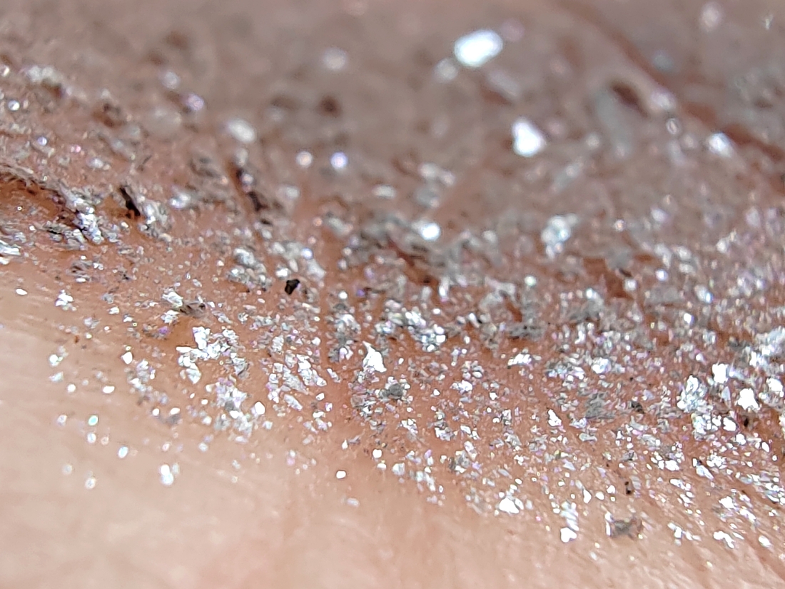 Макро. Вид сбоку, ракурс ближе к поверхности ладони