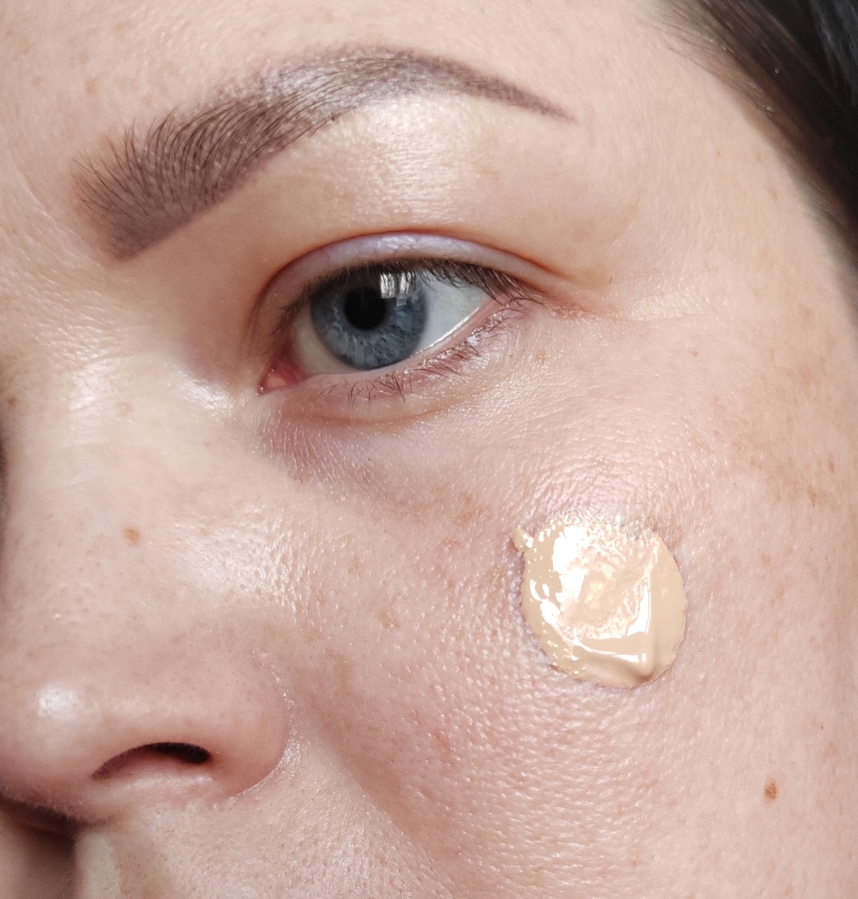 До нанесения тонального кожа увлажнена лёгким флюидом.