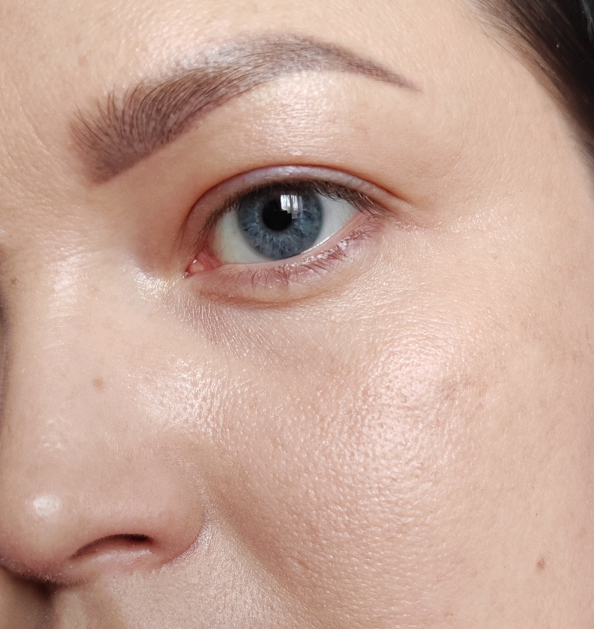 Тональный крем нанесен в два нажатия на помпу при помощи влажного спонжа.