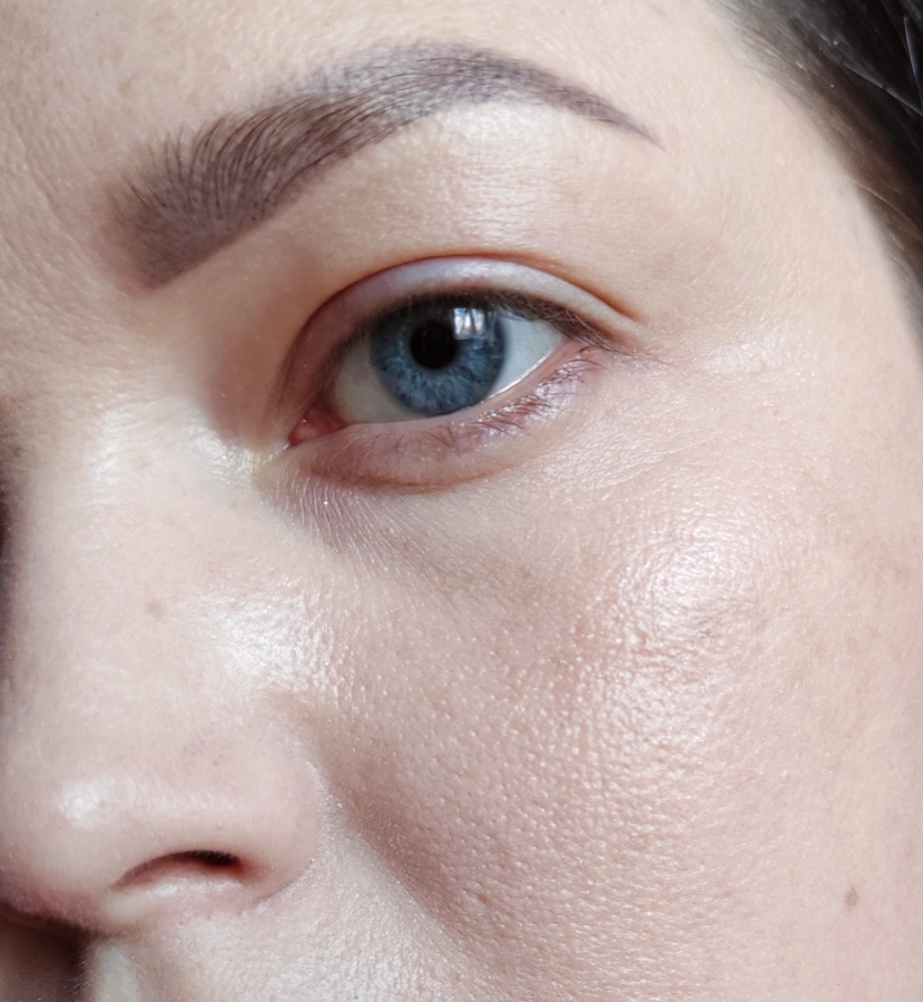 На лице только тональный крем