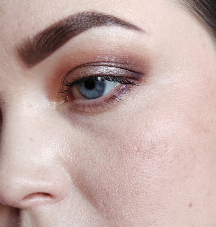 8-30. Тональный крем с компактной пудрой shiseido, нанесенной кистью и румяна Artdeco