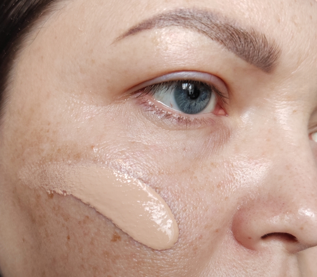 8-00. Наносится тон на увлажненную кожу