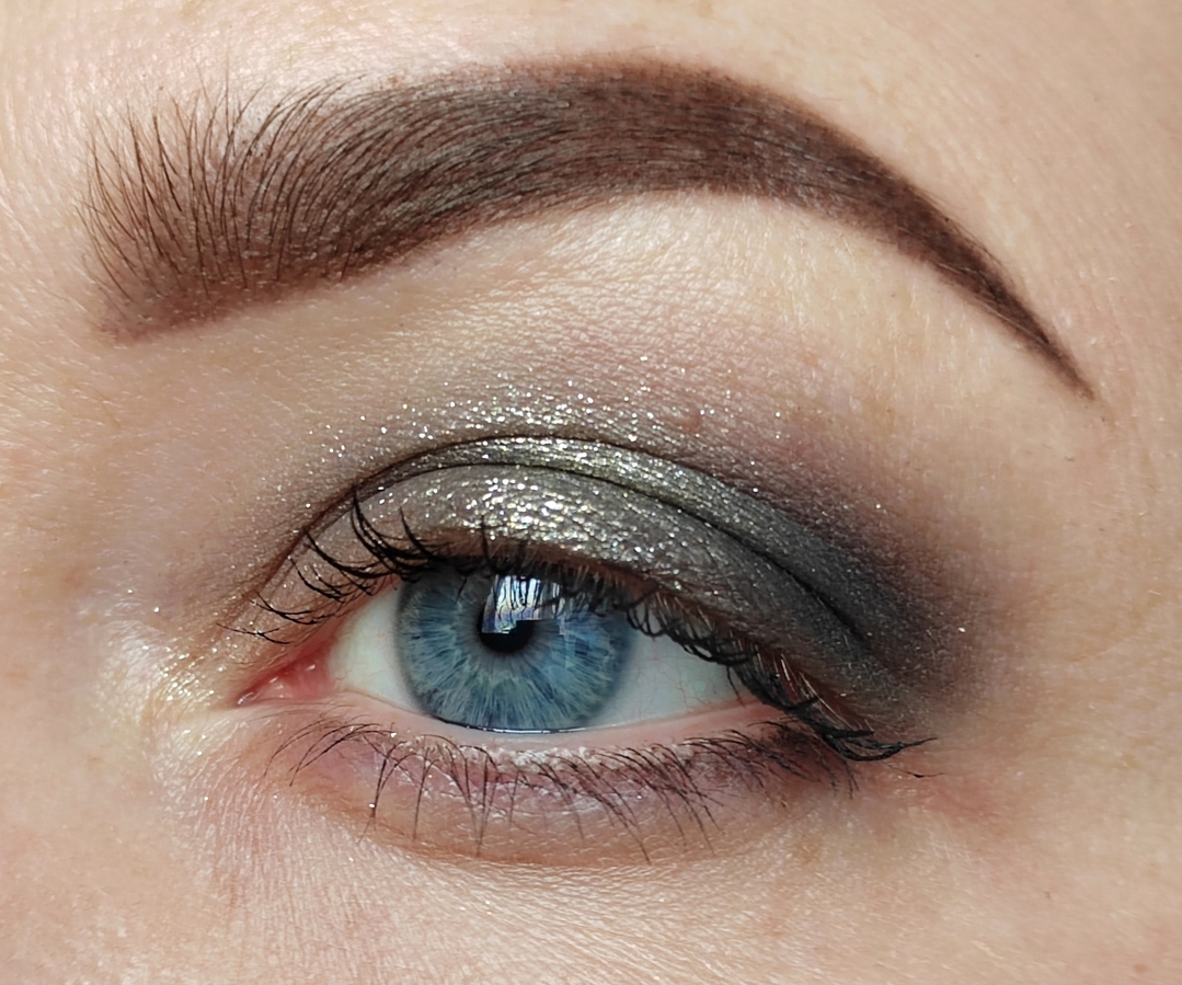 Дневное освещение, за окном солнечно