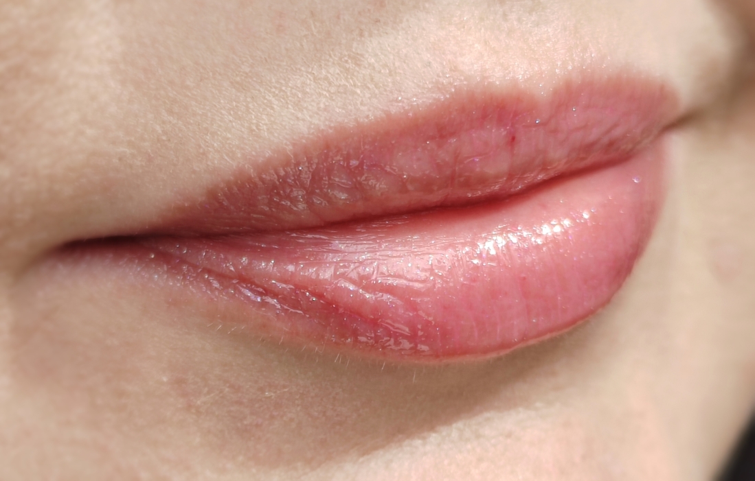 За окном проглядывает солнечный луч