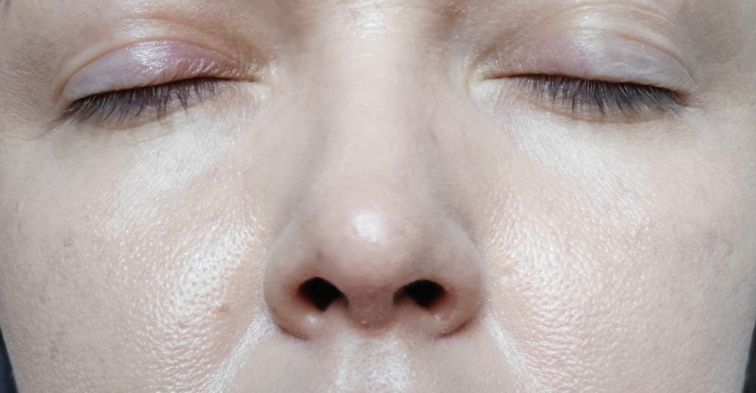 На всём лице только тональная основа