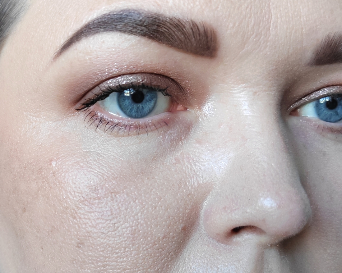 Тональная основа + пудра при помощи кисти, и немного румян