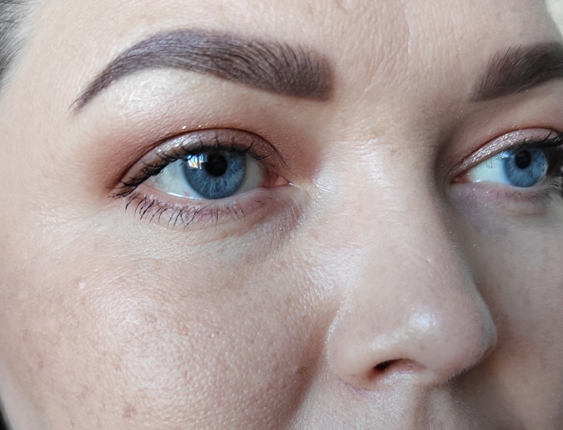 Дневное освещение. На лице основа + рассыпчатая пудра