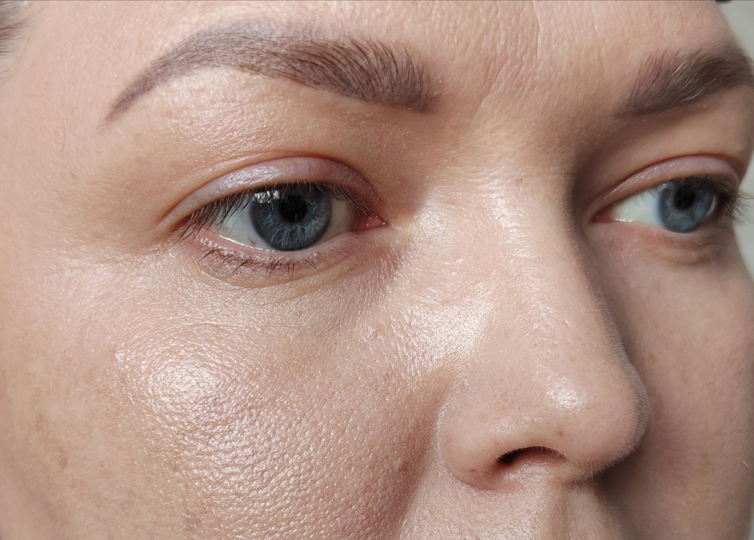 На лице только тональная основа