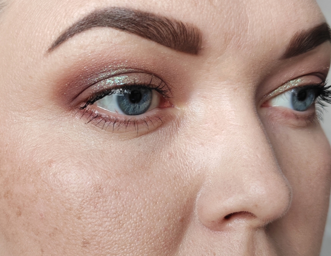 Полный макияж с добавлением небольшого количества румян