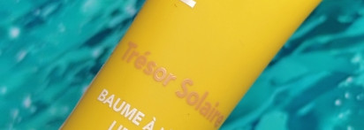 Успокаивающий бальзам для губ с ароматом цветка апельсина Rare Paris Trésor Solaire Soothing Lip Balm