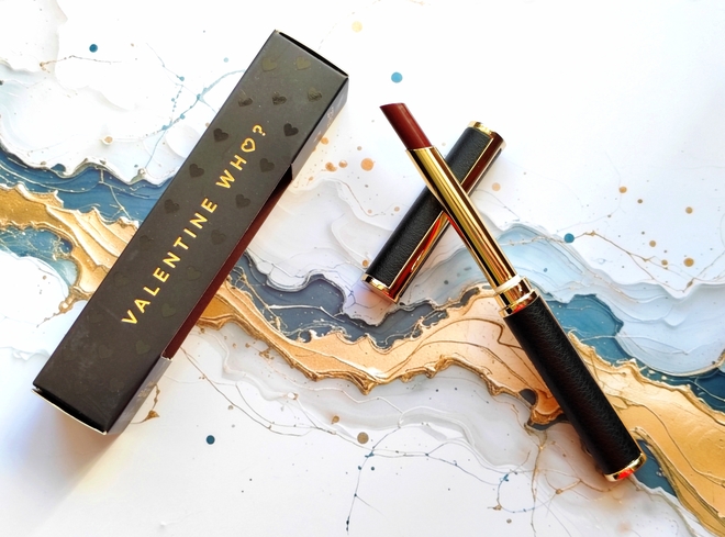 Бальзам для губ Catrice Valentine Who Lip Wrap Glow Balm C02 You Own It Honey. Бюджетный аналог Black Honey