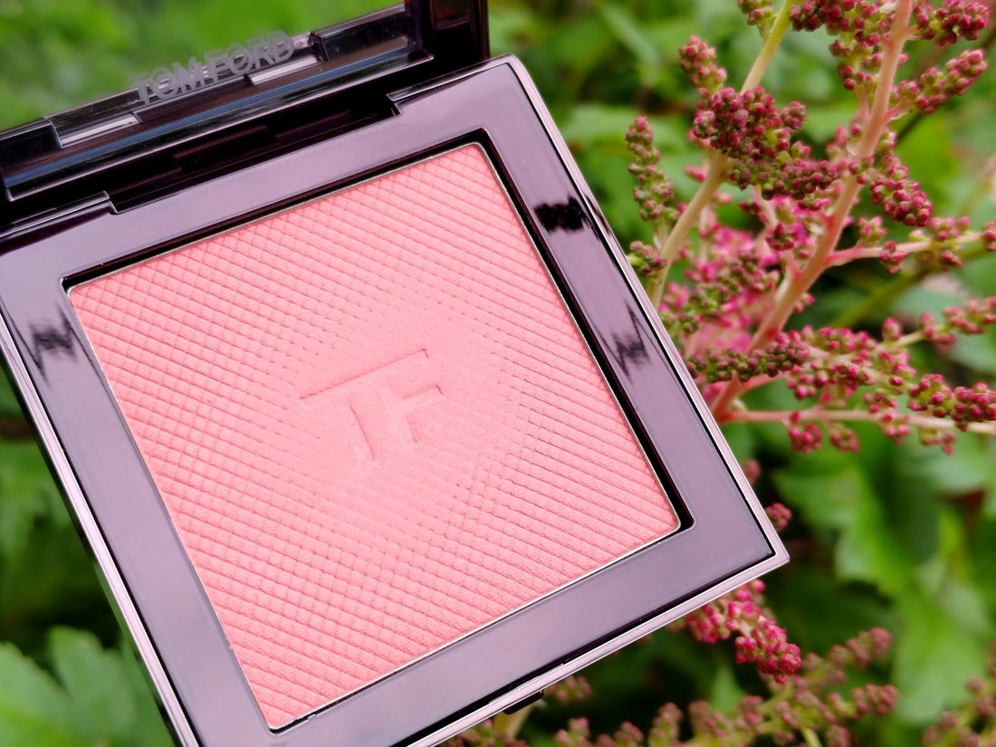 На улице. Румяна для лица Tom Ford Architecture Soft Matte Blush 02 Crushed Rose
