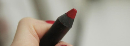 А что для Вас - идеальный красный на Новый год или Nars Velvet Matte Lip Pencil Cruella