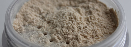 Laura Mercier Translucent Loose Setting Powder в оттенке Translucent + сравнение с Huda Beauty Easy Bake Loose Baking & Setting Powder