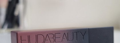 Huda Beauty Power Bullet Matte Lipstick в оттенке Dirty Thirty