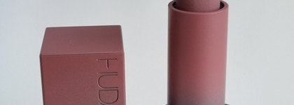 Huda Beauty Power Bullet Matte Lipstick в оттенке Dirty Thirty