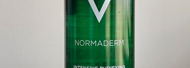 Два средства очищения Vichy из серии Normaderm