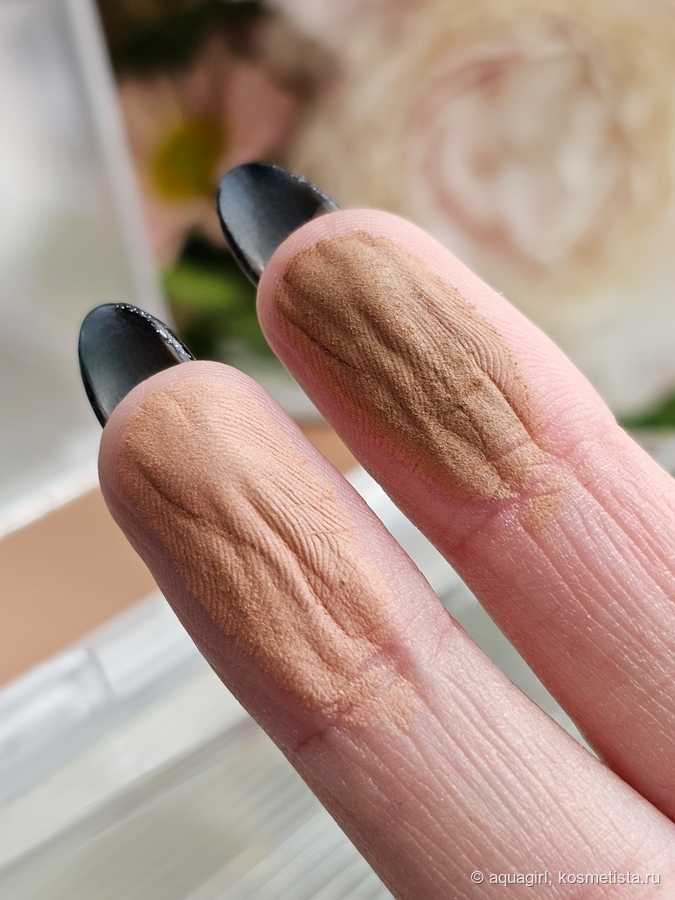 Слева холодный, справа тёплый оттенок.