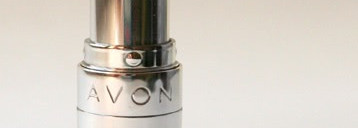 Букет недорогих мальв - помады Yves Rocher Rouge crème hydratant #22 Petite Mauve, Lumene Wild Rose Natural Lipstick #4 Mauve Nude, Avon Perfect Kiss Lipstick цвет "Pucker up pink"