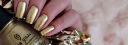 China Glaze  "Mingle with kringle"