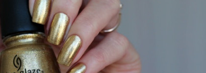 China Glaze  "Mingle with kringle"