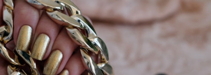 China Glaze  "Mingle with kringle"