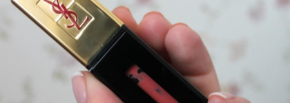 Срочно врача или у меня появилась стойкая помада-лак Yves Saint Laurent Rouge Pur Couture Vernis A Levres Glossy Stain в оттенке #07 Corail Aquatique