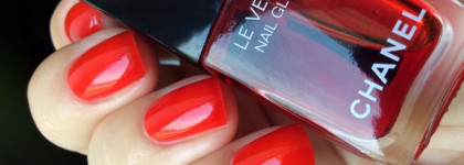 Красное стекло Chanel Le Vernis Nail Gloss #530 Rouge Radical