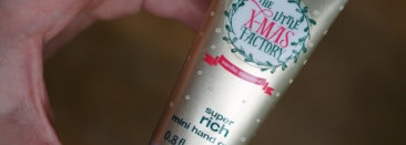 Удушающие рождественские объятия от Essence