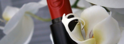 Маленькое красное платье или Essence Longlasting Lipstick в оттенке 03 Dare To Wear