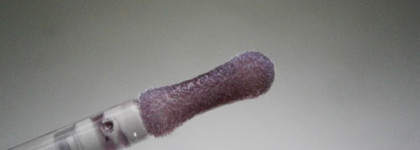 Блеск для губ от Essence The Twilight Saga: Breaking Dawn - Part 2 в оттенке 01 Alice Had a Vision - Again